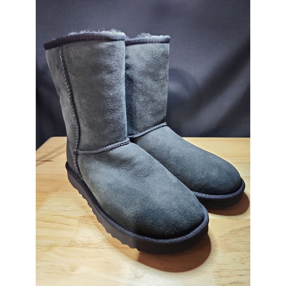 UGG boot w classic short II size 6
